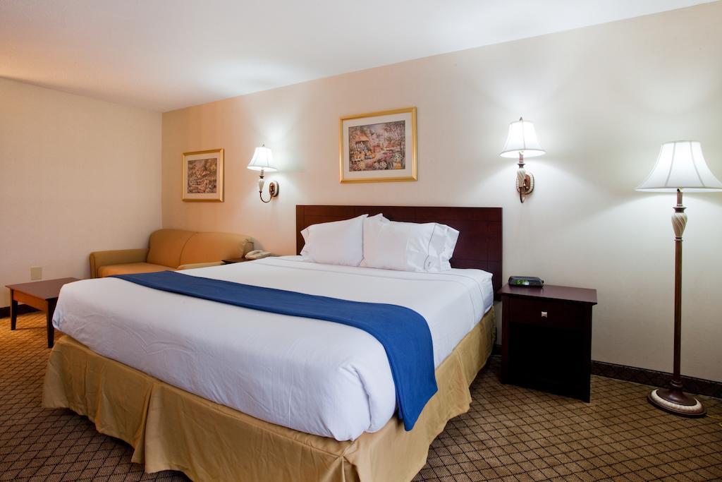 Holiday Inn Express Dillard Room photo